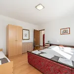 Ema's Olive Garden 1 With Private Parking, Just 10 Minutes Drive From Sandy Διαμέρισμα