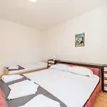 Ema's Olive Garden 1 With Private Parking, Just 10 Minutes Drive From Sandy Διαμέρισμα