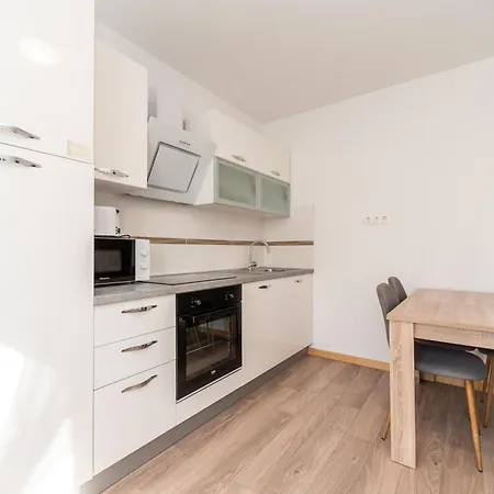Ema's Olive Garden 1 With Private Parking, Just 10 Minutes Drive From Sandy Apartament