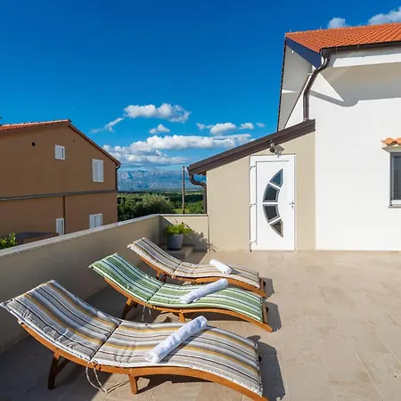 Apartman Ema's Olive Garden 1 With Private Parking, Just 10 Minutes Drive From Sandy Policnik