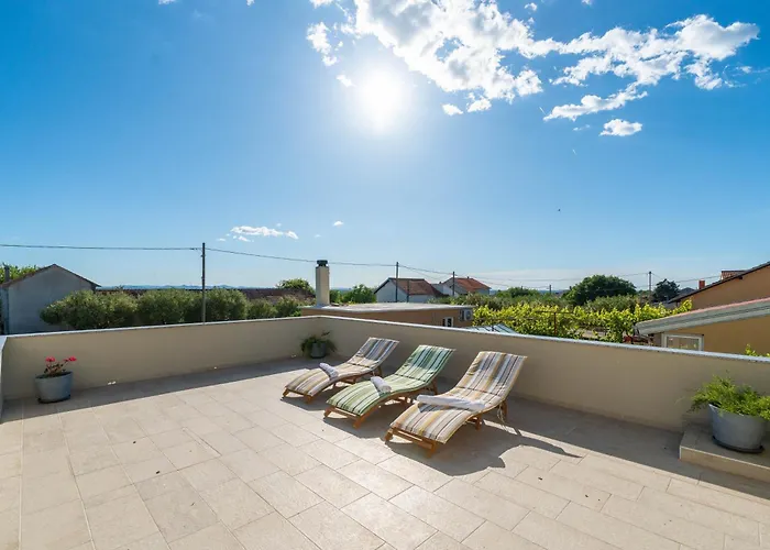 Apartament Ema's Olive Garden 1 With Private Parking, Just 10 Minutes Drive From Sandy Policnik