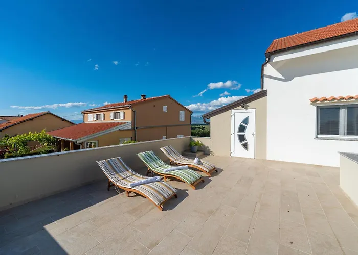 Ema's Olive Garden 1 With Private Parking, Just 10 Minutes Drive From Sandy Policnik