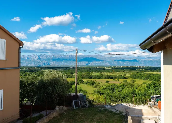 Apartament Ema's Olive Garden 1 With Private Parking, Just 10 Minutes Drive From Sandy Policnik