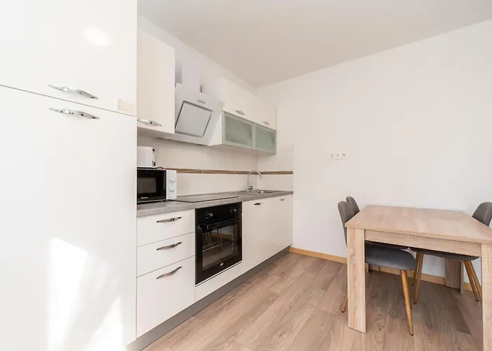 Ema's Olive Garden 1 With Private Parking, Just 10 Minutes Drive From Sandy דירה