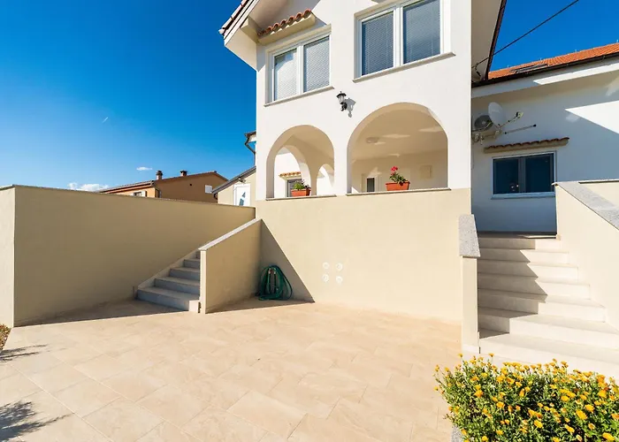 Ema's Olive Garden 1 With Private Parking, Just 10 Minutes Drive From Sandy *