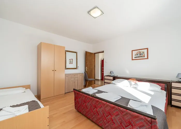 Ema's Olive Garden 1 With Private Parking, Just 10 Minutes Drive From Sandy Apartament