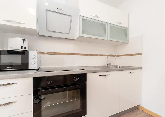 Apartman Ema's Olive Garden 1 With Private Parking, Just 10 Minutes Drive From Sandy Policnik