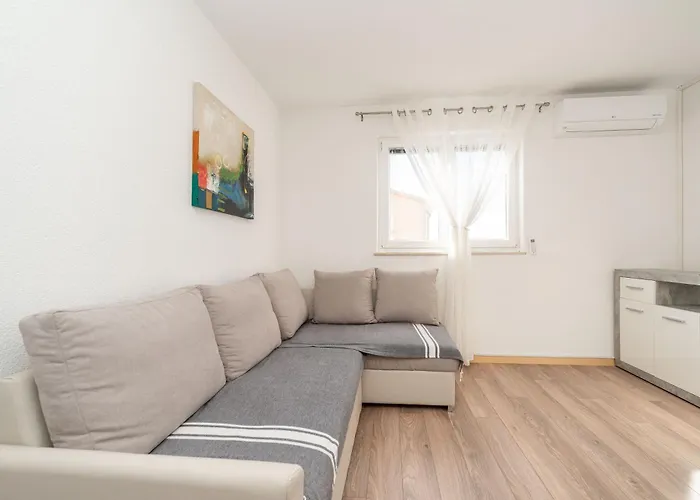 Ema's Olive Garden 1 With Private Parking, Just 10 Minutes Drive From Sandy * Policnik