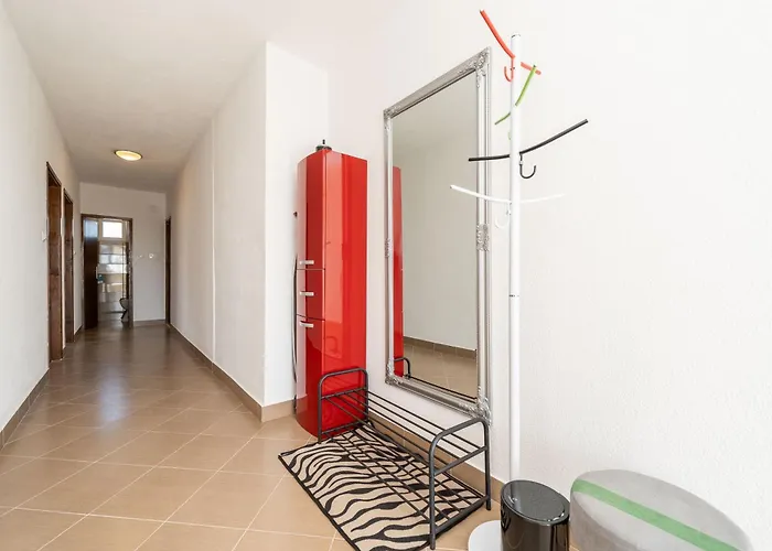 Ema's Olive Garden 1 With Private Parking, Just 10 Minutes Drive From Sandy Policnik