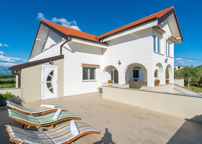 Apartman Ema's Olive Garden 1 With Private Parking, Just 10 Minutes Drive From Sandy Policnik