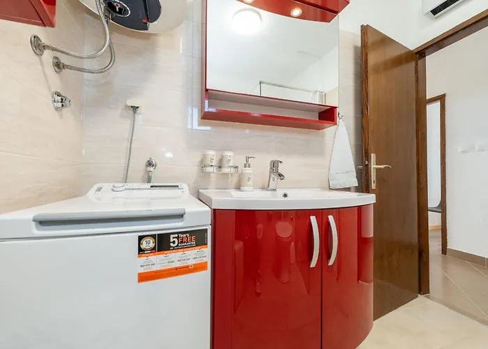 Ema's Olive Garden 1 With Private Parking, Just 10 Minutes Drive From Sandy Apartament *