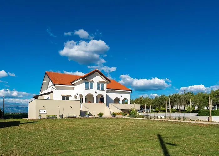 Ema's Olive Garden 1 With Private Parking, Just 10 Minutes Drive From Sandy