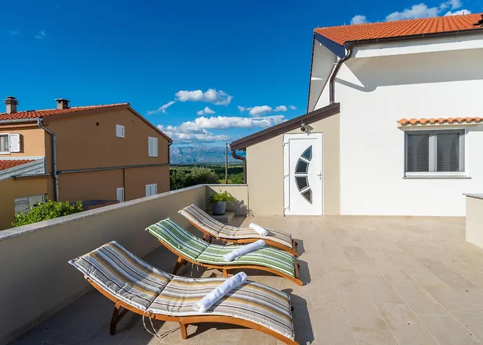 Apartman Ema's Olive Garden 1 With Private Parking, Just 10 Minutes Drive From Sandy Policnik