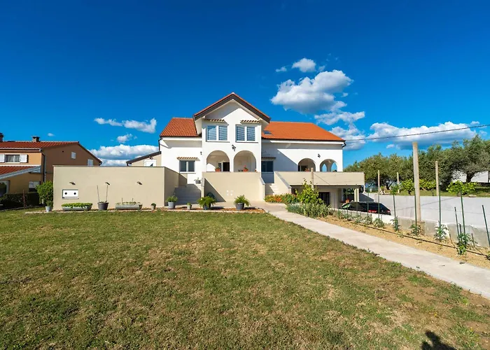 Ema's Olive Garden 1 With Private Parking, Just 10 Minutes Drive From Sandy *