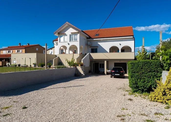 Ema's Olive Garden 1 With Private Parking, Just 10 Minutes Drive From Sandy * Policnik
