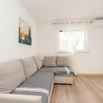 Ema's Olive Garden 1 With Private Parking, Just 10 Minutes Drive From Sandy * Policnik
