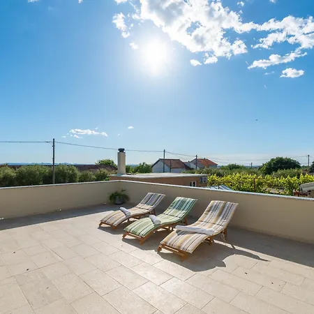 Апартаменты Ema's Olive Garden 1 With Private Parking, Just 10 Minutes Drive From Sandy Policnik