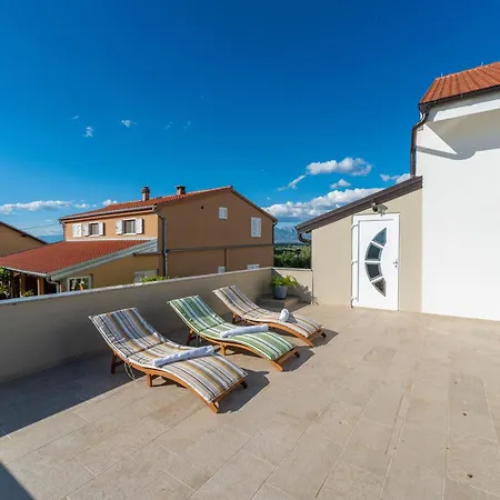 Ema's Olive Garden 1 With Private Parking, Just 10 Minutes Drive From Sandy Policnik