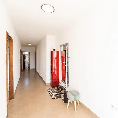 Апартаменты Ema's Olive Garden 1 With Private Parking, Just 10 Minutes Drive From Sandy *