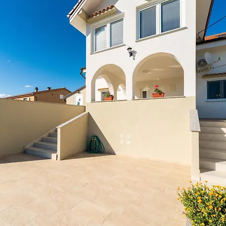 Ema's Olive Garden 1 With Private Parking, Just 10 Minutes Drive From Sandy *