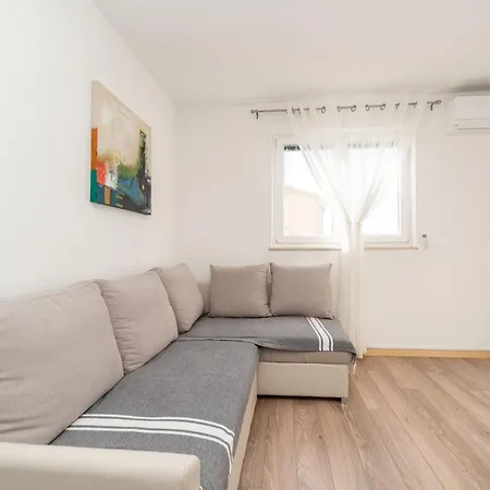 Ema's Olive Garden 1 With Private Parking, Just 10 Minutes Drive From Sandy * Policnik
