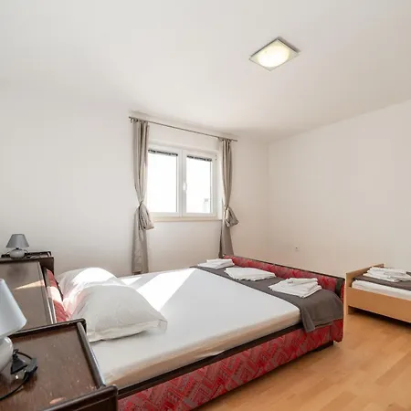 Ema's Olive Garden 1 With Private Parking, Just 10 Minutes Drive From Sandy Апартаменты