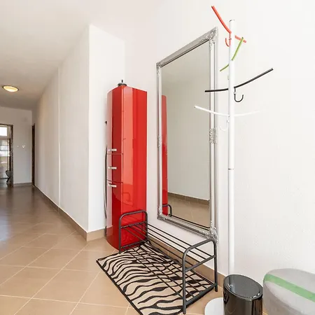 Ema's Olive Garden 1 With Private Parking, Just 10 Minutes Drive From Sandy Policnik