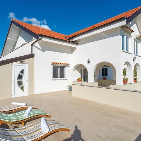 公寓 Ema's Olive Garden 1 With Private Parking, Just 10 Minutes Drive From Sandy Policnik