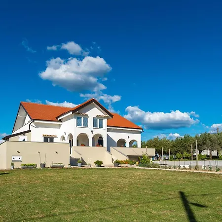 Ema's Olive Garden 1 With Private Parking, Just 10 Minutes Drive From Sandy