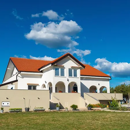 Ema's Olive Garden 1 With Private Parking, Just 10 Minutes Drive From Sandy 公寓 Policnik