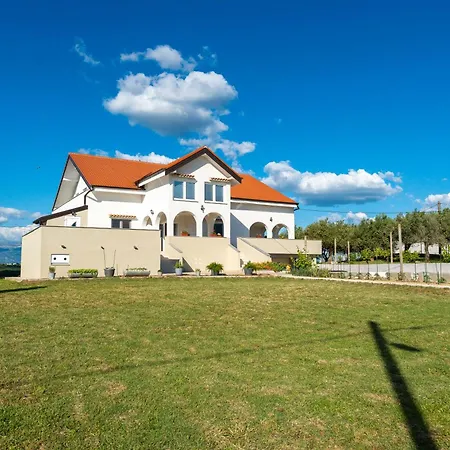 公寓 Ema's Olive Garden 1 With Private Parking, Just 10 Minutes Drive From Sandy *