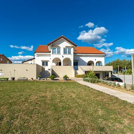 Ema's Olive Garden 1 With Private Parking, Just 10 Minutes Drive From Sandy *