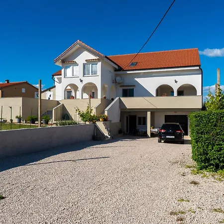 Ema's Olive Garden 1 With Private Parking, Just 10 Minutes Drive From Sandy * Policnik